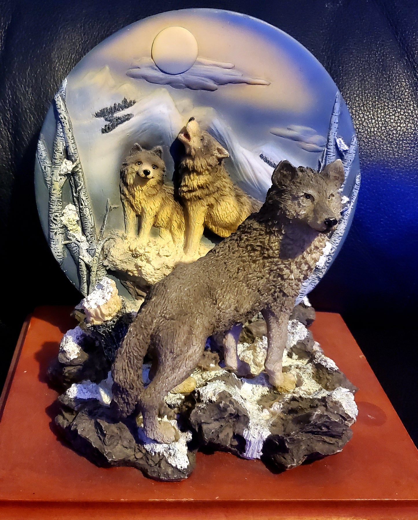 Wolf Figurine and Wolf Plate Display