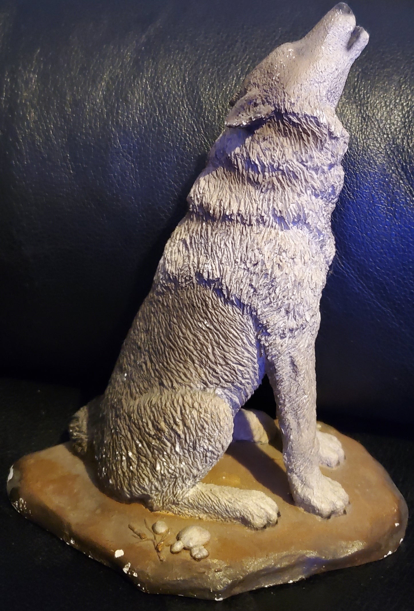 Wolf Howling Statue of Wolf Figure Display